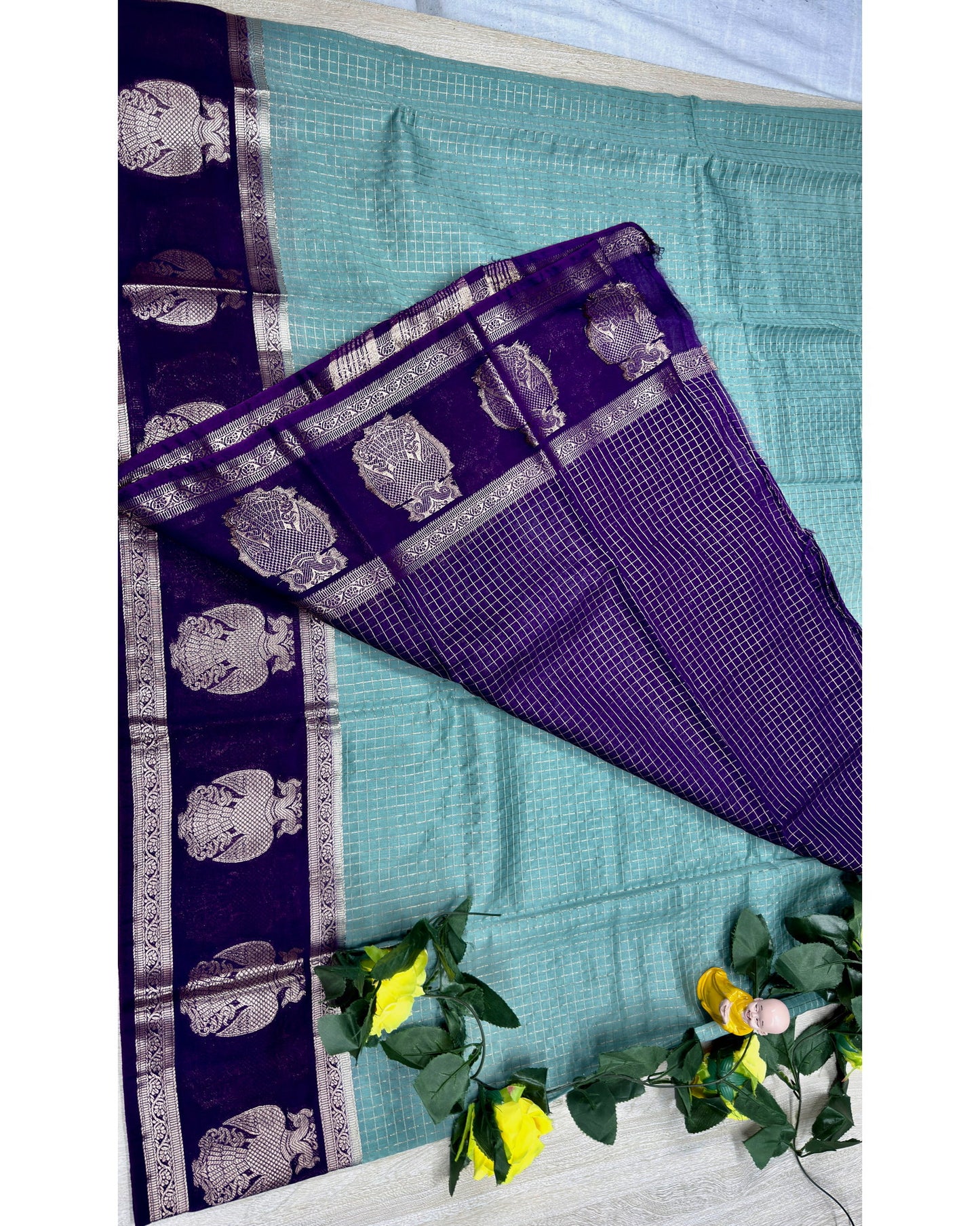 See green with blue gangabarunda boder