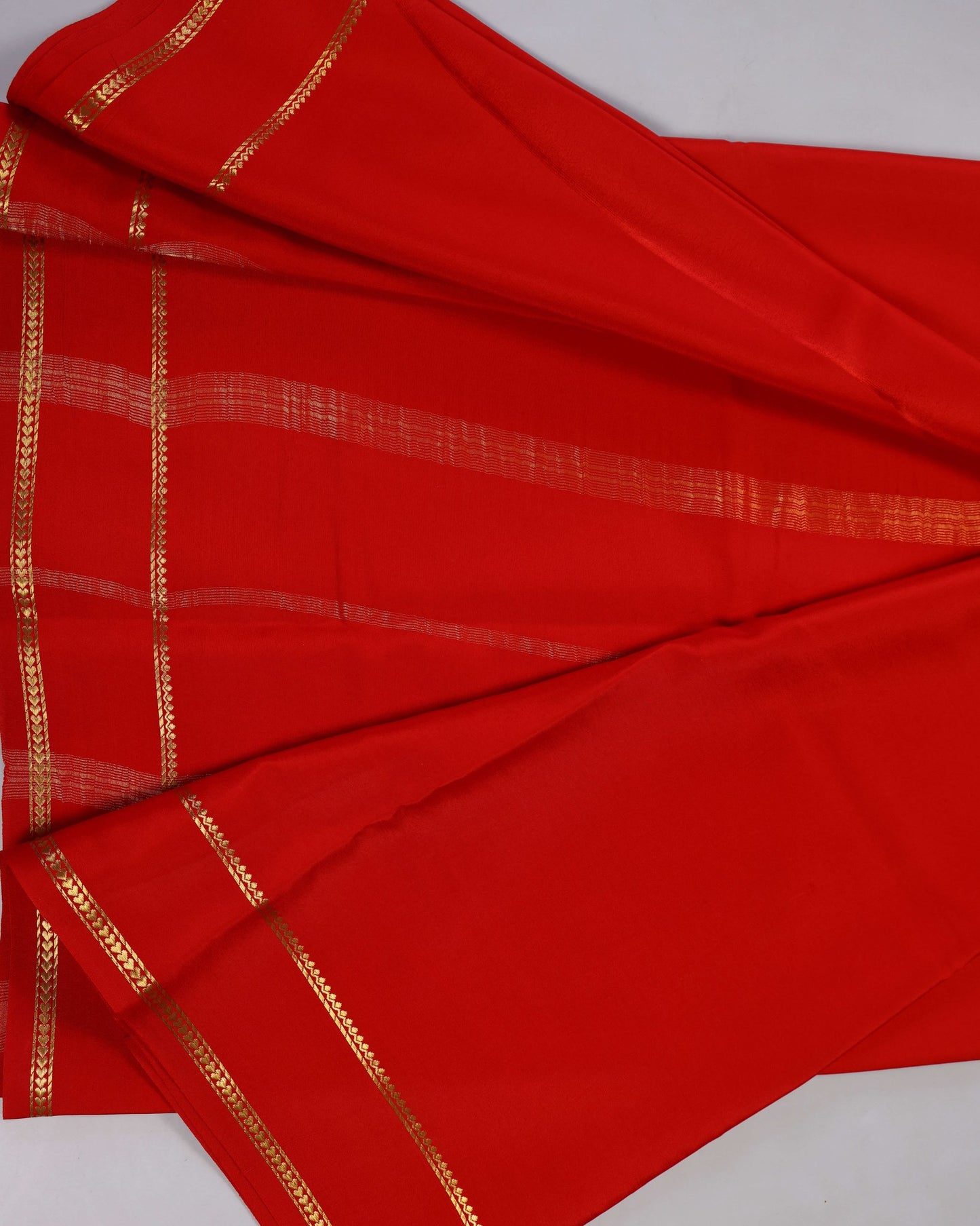 Red self with gap boder